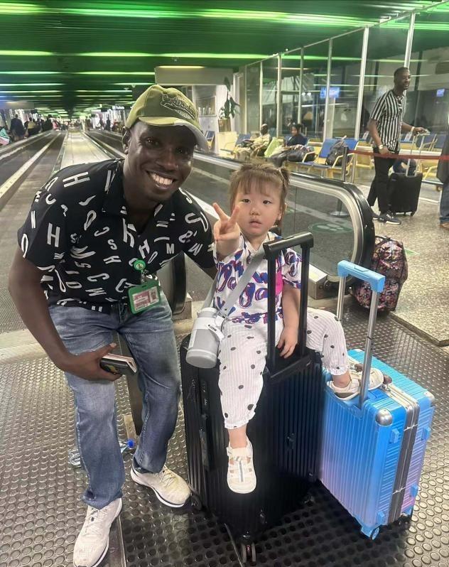 我，32岁奶爸，独自在非洲带娃创业，为了孩子安全，每天带俩警察