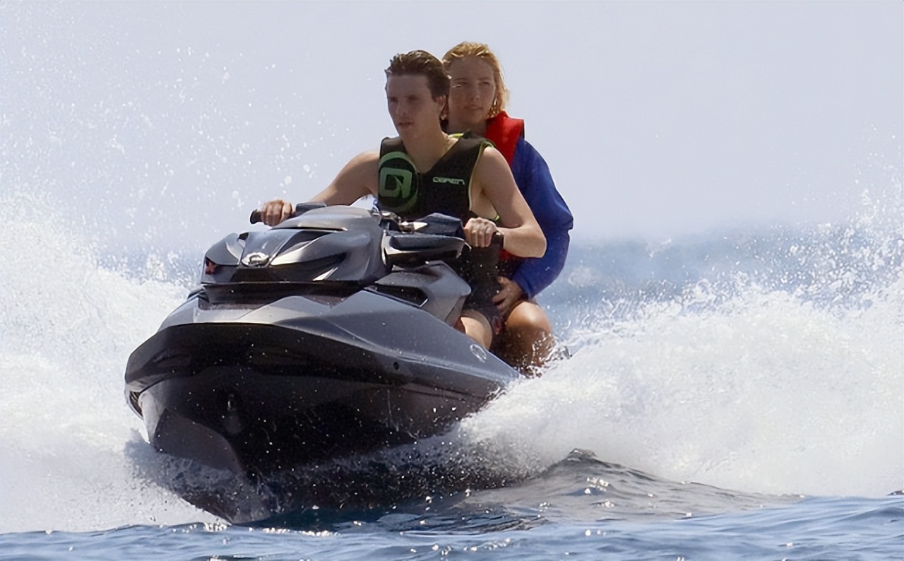 灏忚礉鍎垮瓙鍏竷鎭嬫儏,灏忚礉涓哄効瀛愮偒鐞冩妧