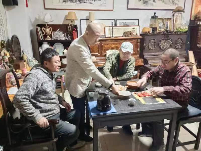 大连瓦房店：六旬艺师单江波收藏老烟盒万余件