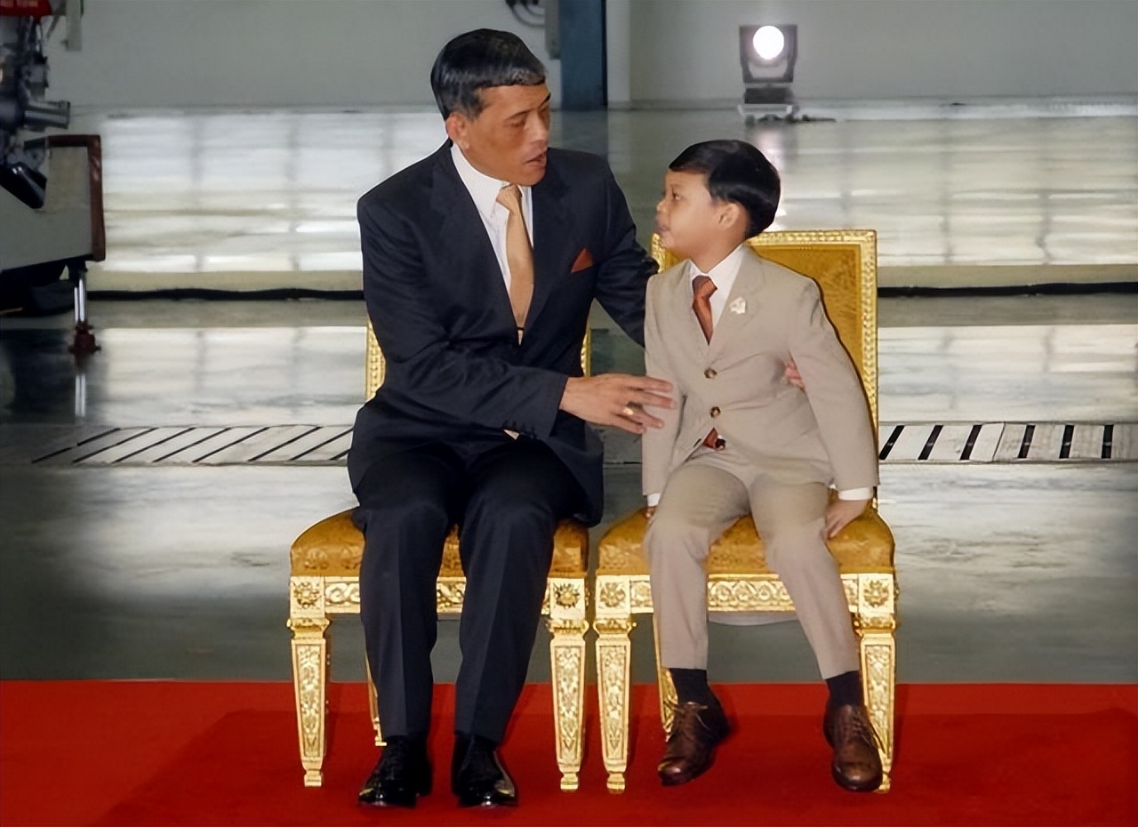 泰国提帮功王子18岁生日情况,泰王14岁提帮功难当大任