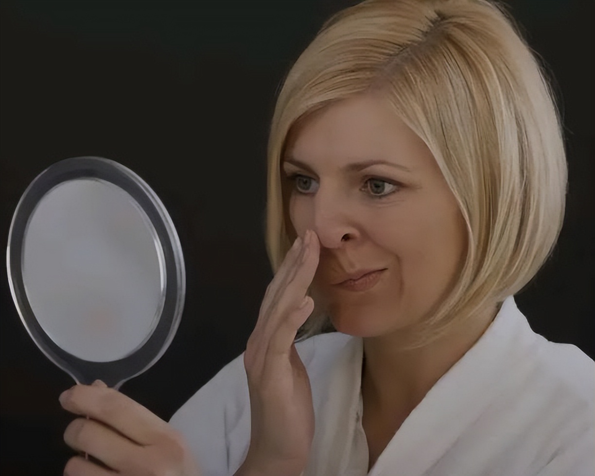 鼻子上螨虫挤出来的窟窿怎么办,鼻子里的螨虫有腥臭味是怎么回事