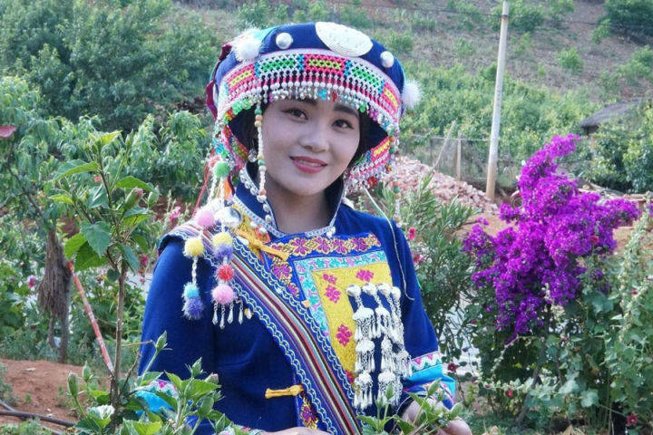 云南傈僳族上刀山下火海的场景,敢上刀山下火海的傈僳族