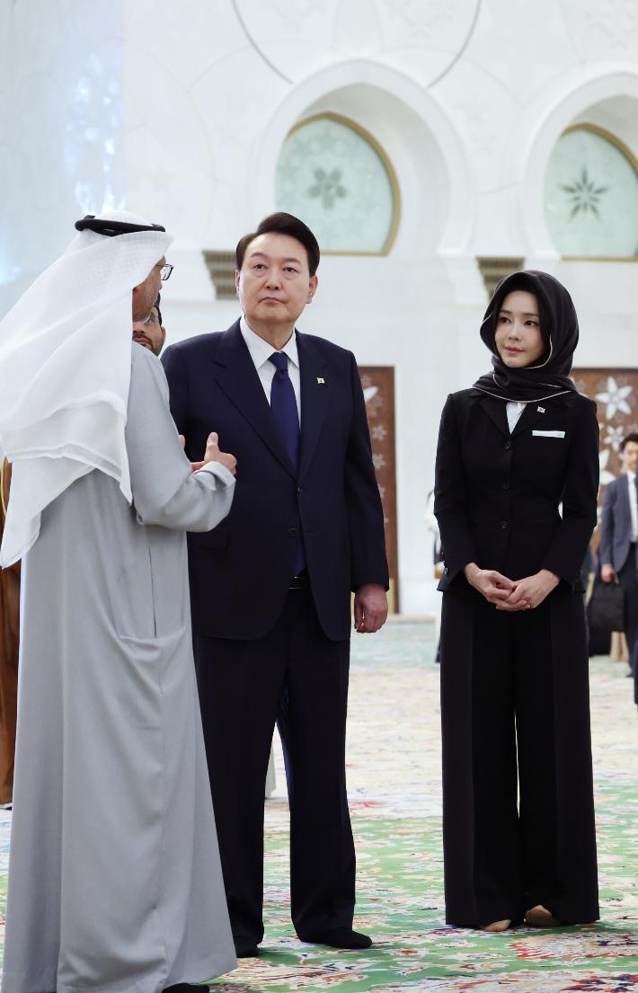 韩国第一夫人金建希着装图片,尹锡悦金建希访问阿联酋