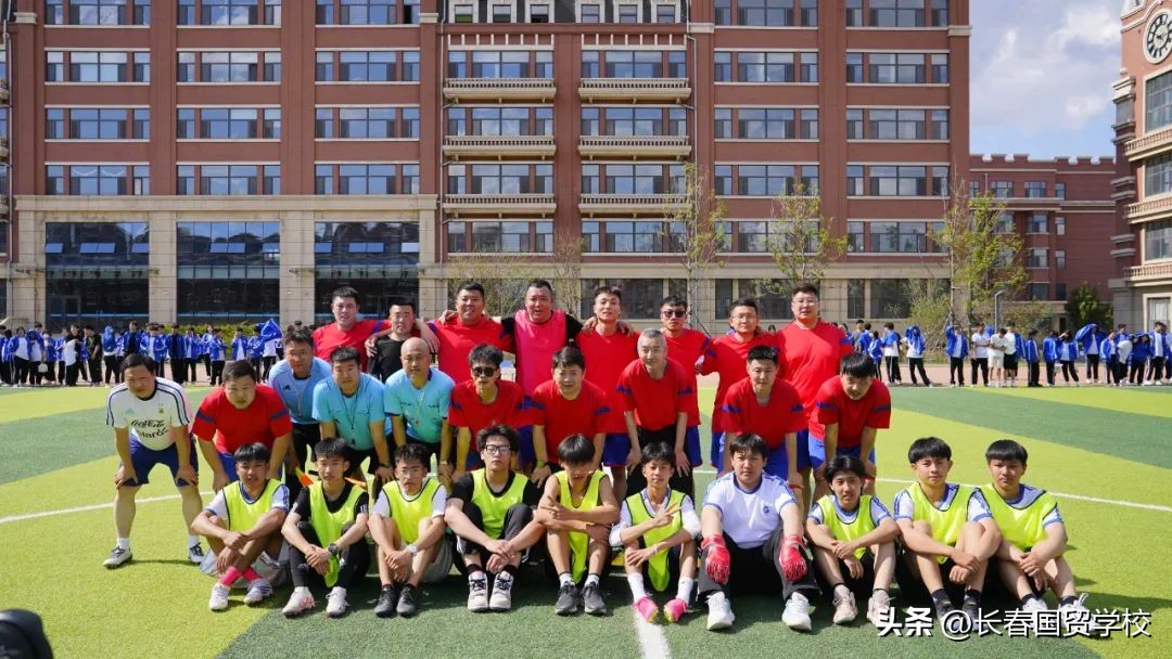 绿茵逐梦想拼搏向未来我校第一届“黄金杯”超级足球联赛圆满结束