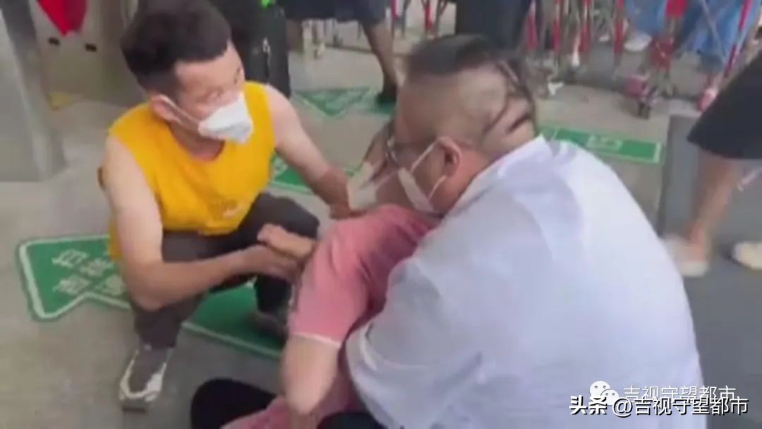 孕妇路边突然临产男孩救助,孕妇出现早产迹象众人接力救助