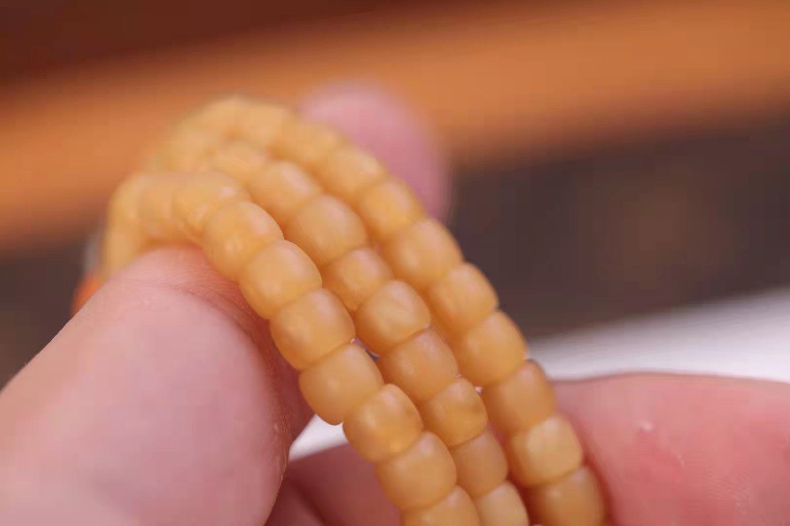 二代合成蜜蜡与天然蜜蜡区别,天然蜜蜡和二代合成蜜蜡的区别