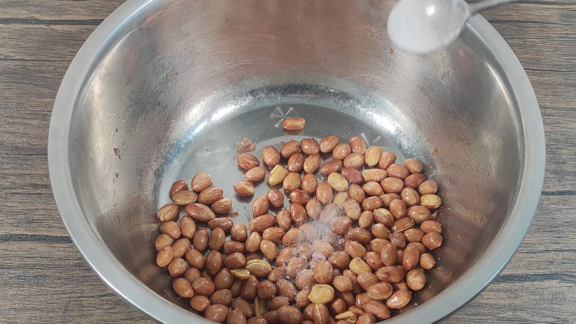 油炸花生米怎么放保持长久的酥脆,油炸花生米要不要泡一下