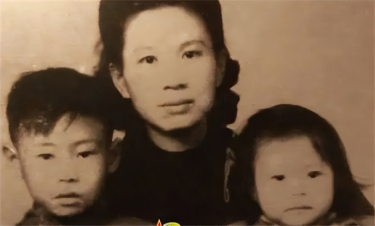 49年重庆农民发现*铐手**女尸，隐瞒26年后报警，女尸身份令*德朱**动容