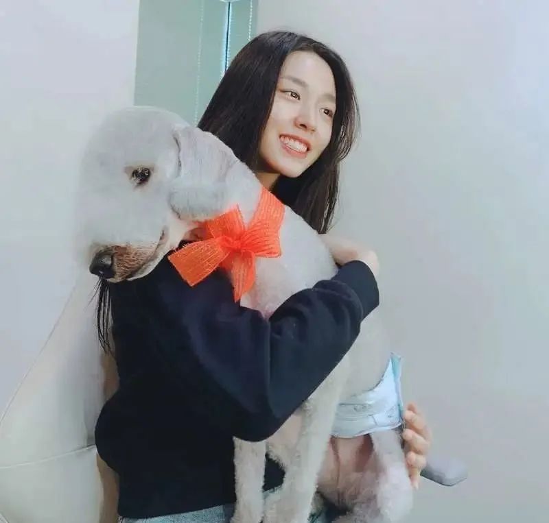 被网友称为“韩国最强肉体”身材演技在线的金雪炫还热衷慈善事业