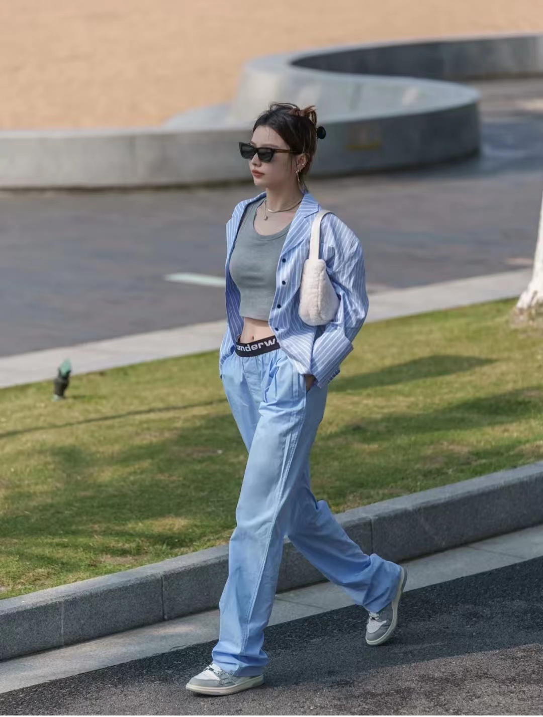 红色条纹衬衫配什么裤子,燕麦裤子搭配蓝白条纹衬衫好看吗