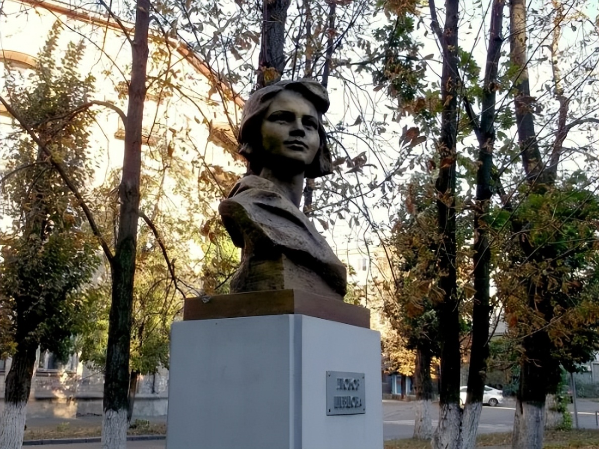 《青年近卫军》中谍战女孩的情感秘境，揭示风流背后的坚贞与纯真