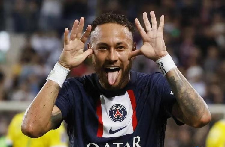 姆巴佩横空出世梅西无力回天,姆巴佩把梅西踢出巴黎成为新王