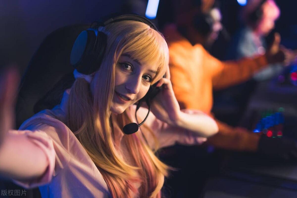 离婚女人摆摊创业成功挣100万,女人开网吧亏50万