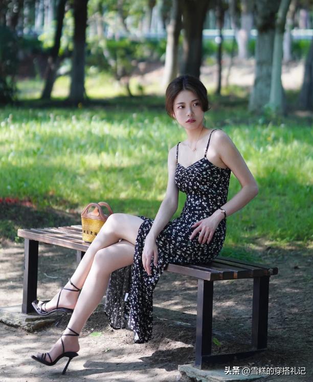 今年爆火吊带裙,最近很火的印花裙子