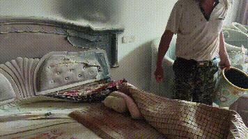 玩具娃娃睡觉摔下床,一个电动玩具给娃娃吓坏了