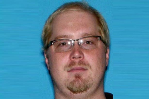 挖掘机抓玩具,挖掘机抓着飞机在飞的视频