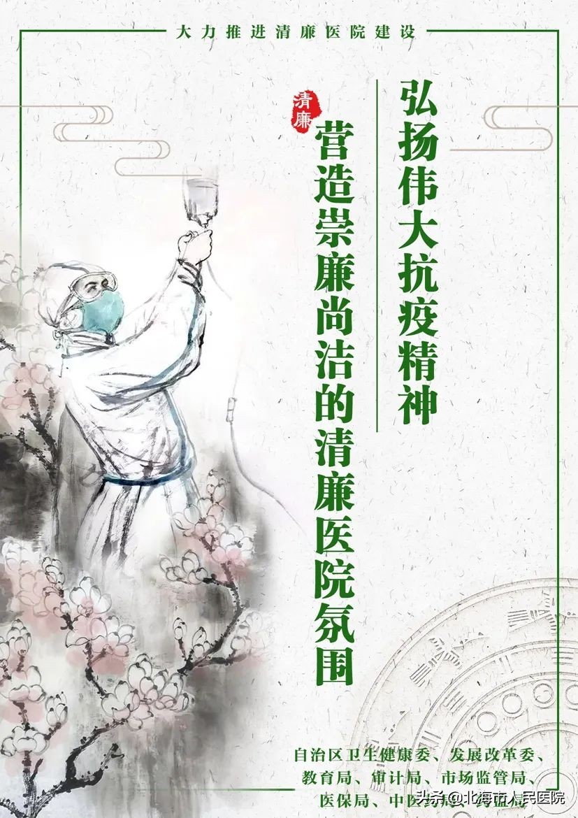 男子足球撞门柱,男子踢球被断球摔倒骨折