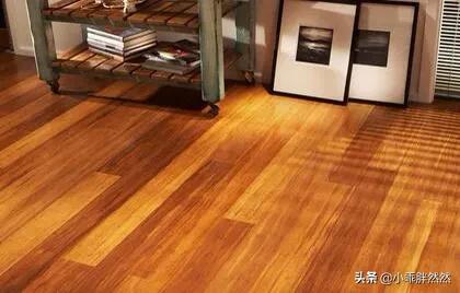 女子发现地板多处开裂,怪事家中地板开裂