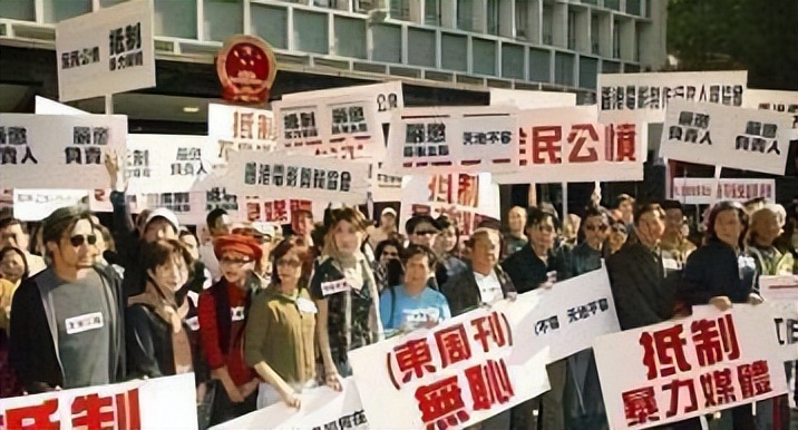 刘嘉玲遭绑架，王志文险被封杀，2000年的娱乐圈一瓜接一瓜！