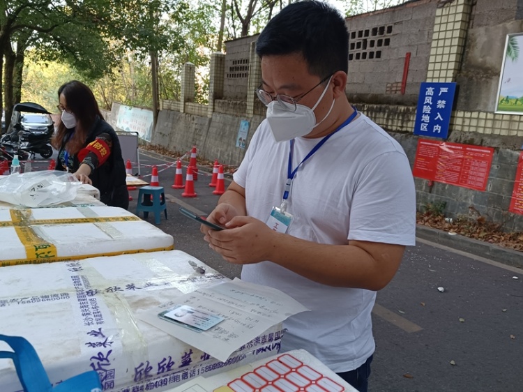 抗疫一线的社区书记报道,社区书记坚守抗疫一线获网友点赞