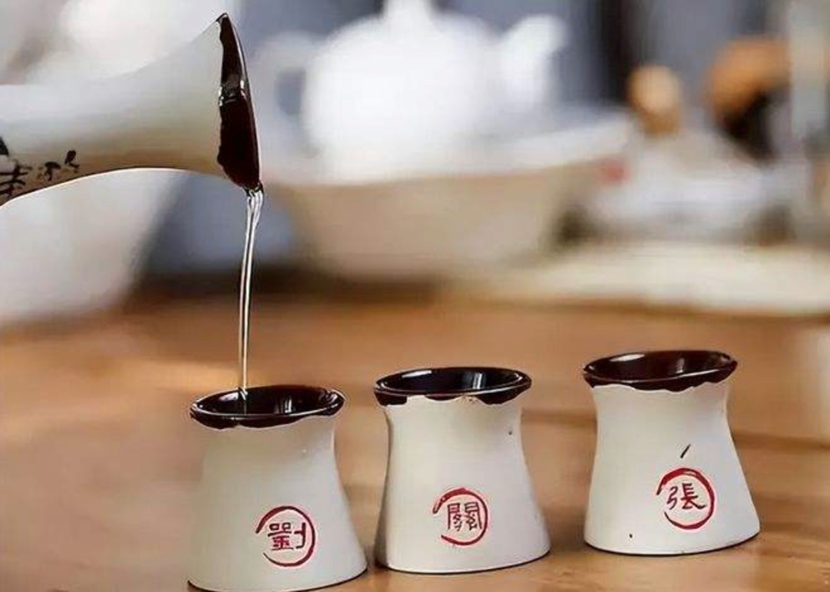 红星二锅头，黄盖玻汾和绿脖西凤，哪个好喝？听听老酒友怎么说