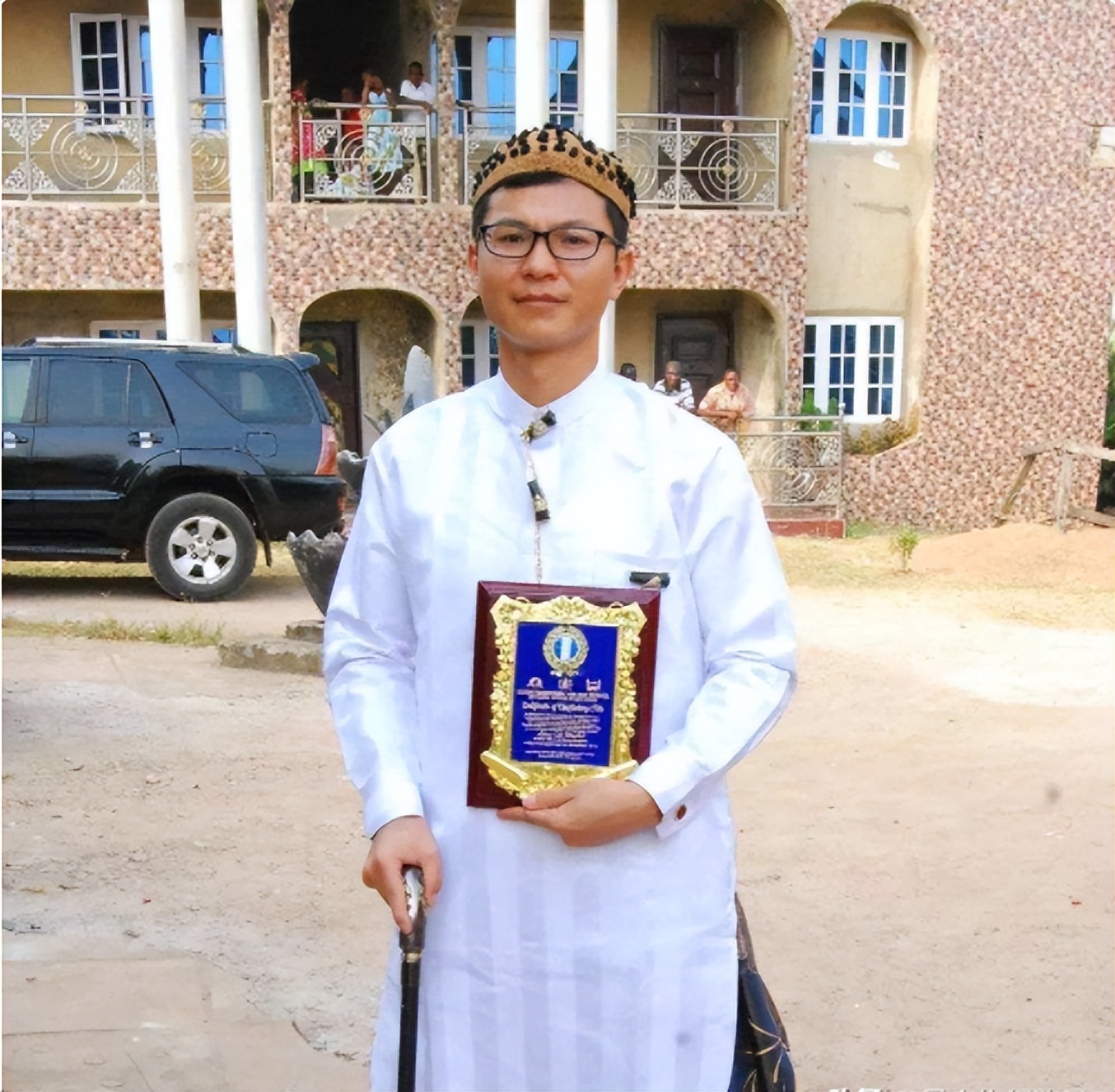 2018年，中国宁夏小伙李满虎被非洲土皇册封酋长，如今过得怎么样