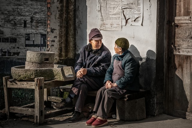 她58岁退休工资8000,外孙说:让我留这儿吧,我很乖,我能带妹妹