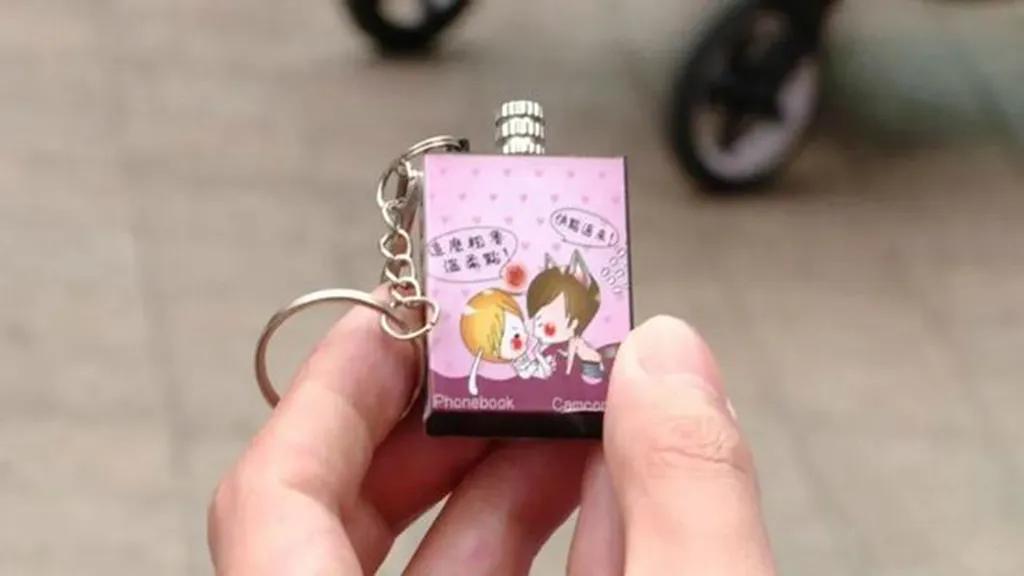 小学门口文具店售低俗贴纸引热议,小学文具店发现低俗挂件