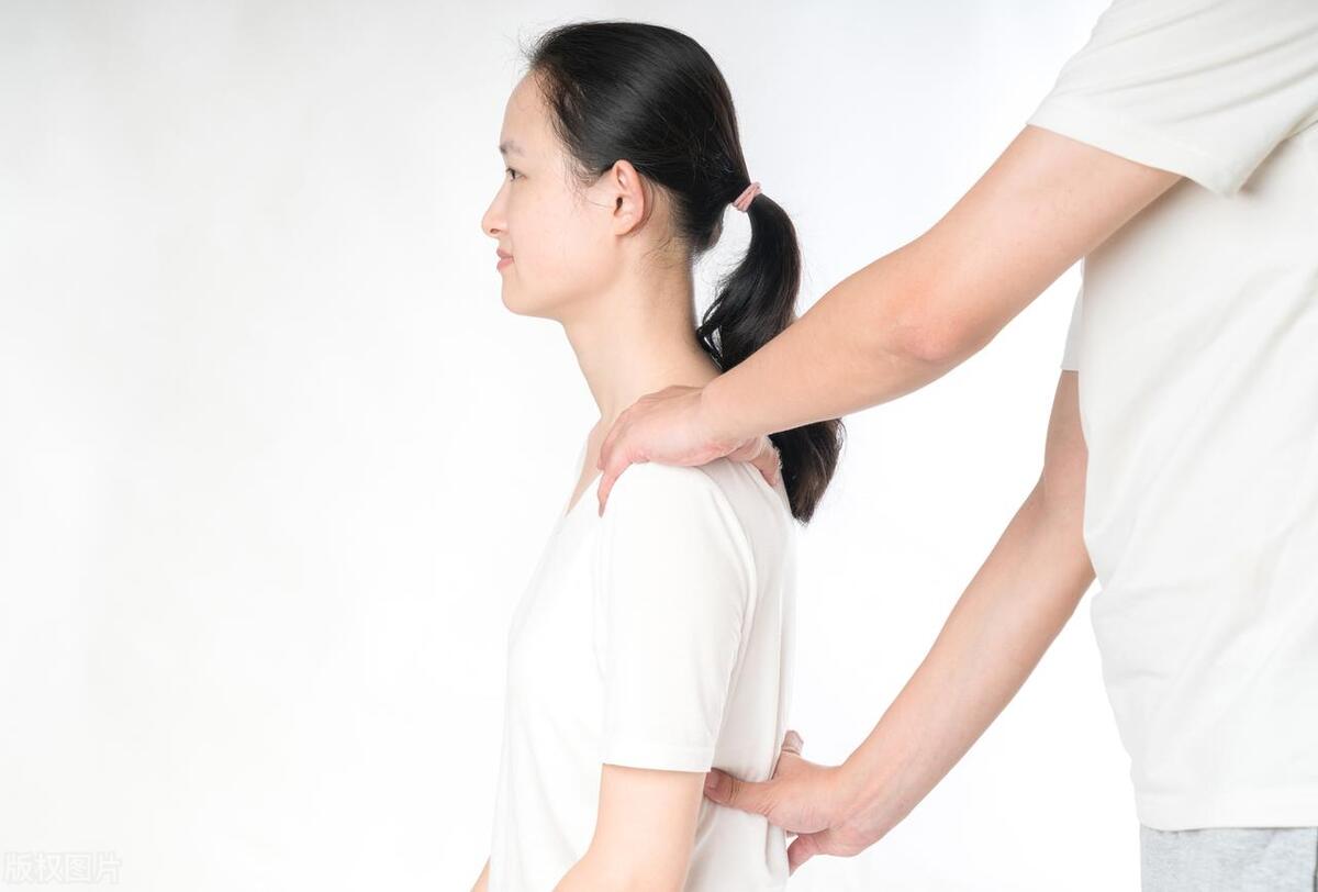 成人驼背可以通过正骨矫正吗,驼背可以做手术矫正吗