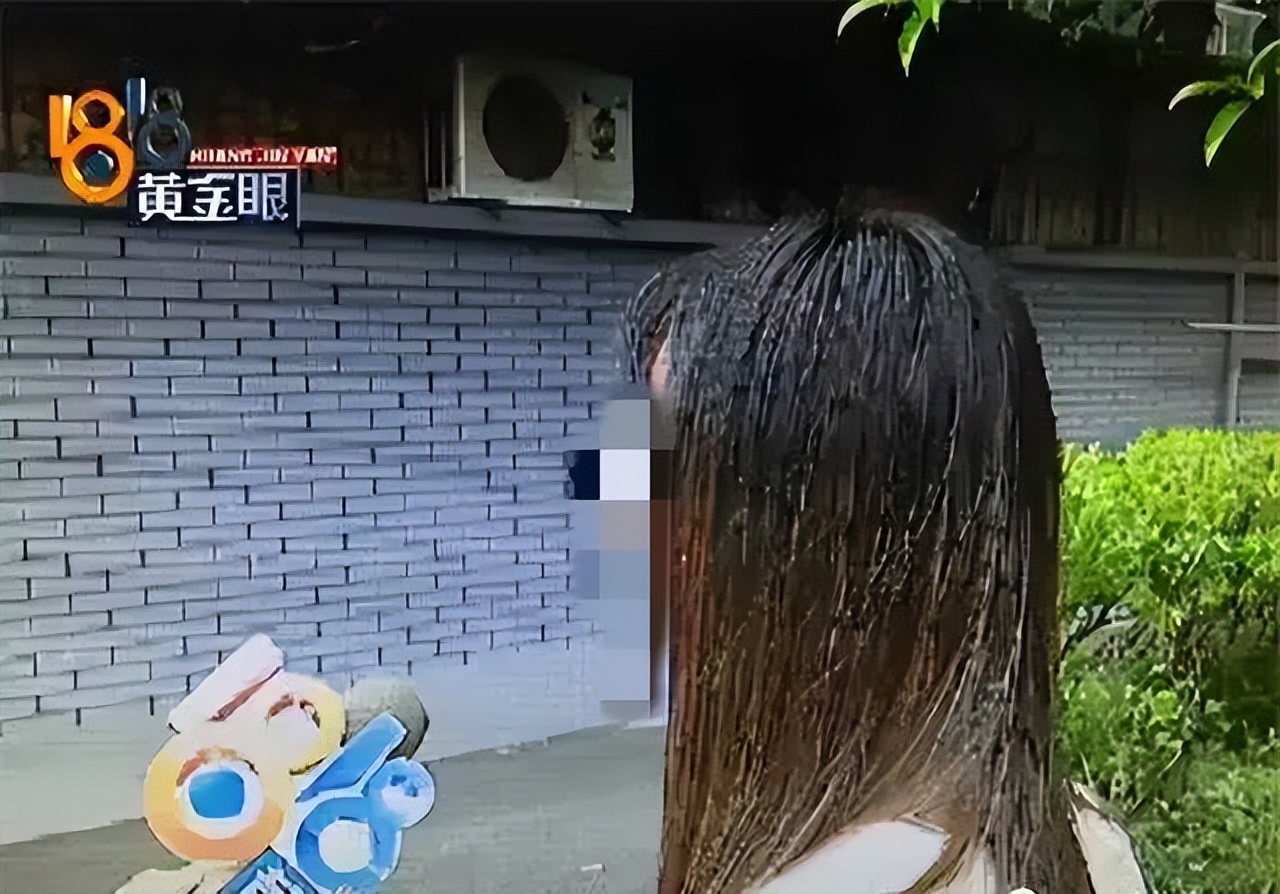 健身房的阴暗一面！*拍偷**意淫女学员，男教练强行剪开裆部看*处私**