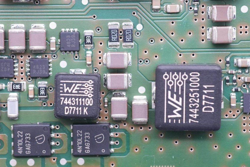 宝马5系无线充电拆解,宝马5系充电器怎么拆