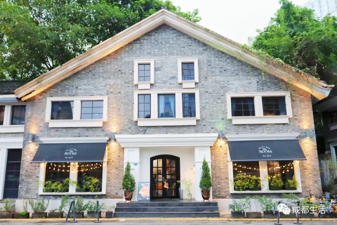 12条时髦老街，长满晒太阳的成都人