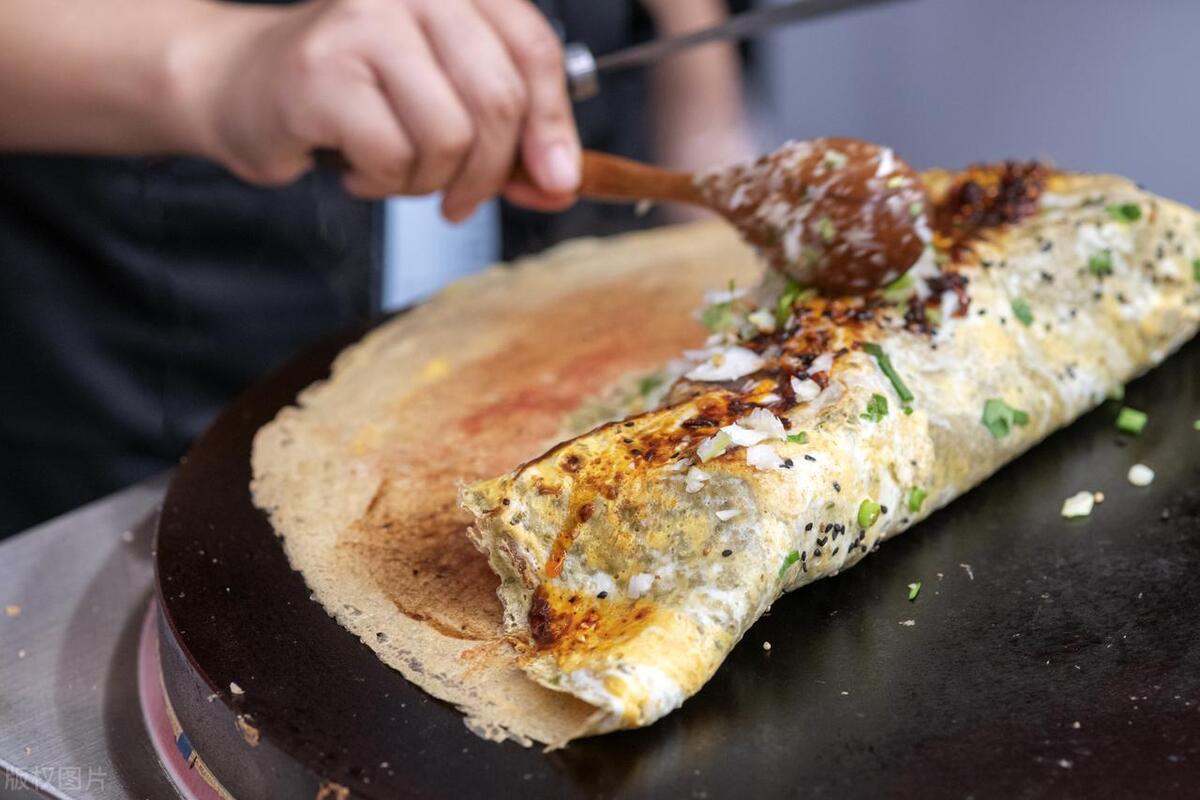 山东大妈卖煎饼果子，利用‘人性的弱点’一年盈利89万，套路很深