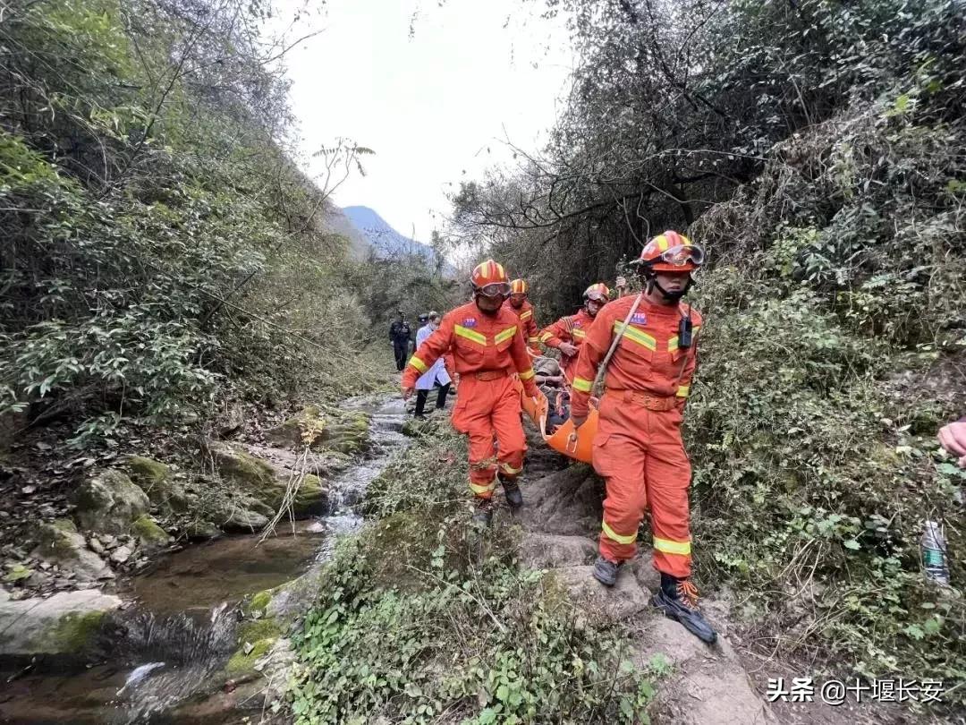 登山游客脚部受伤消防员全体出动,消防员摔倒扭伤脚忍痛爬起来出警