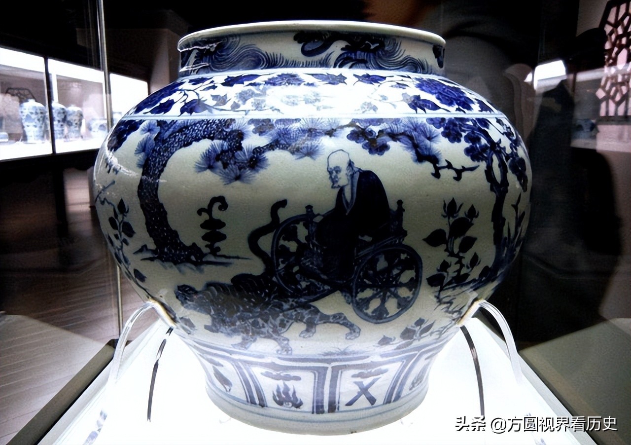 工地挖出骨灰罐，众人敬而远之，员工拿回家养花，十年后成为国宝