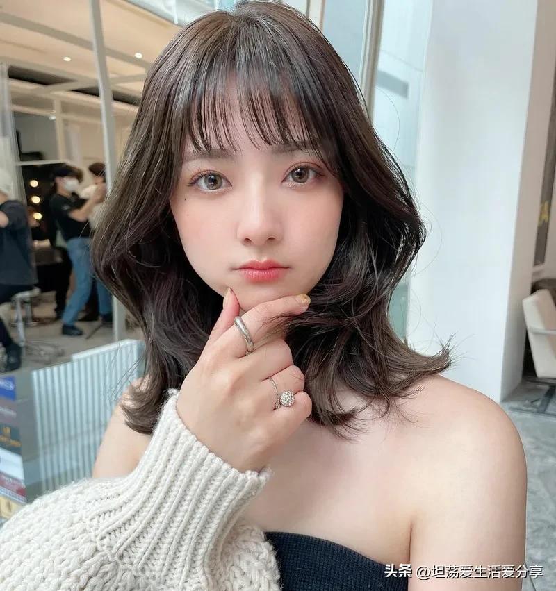 两边翘起来的发型有氛围感,散发发型既简单又俏皮