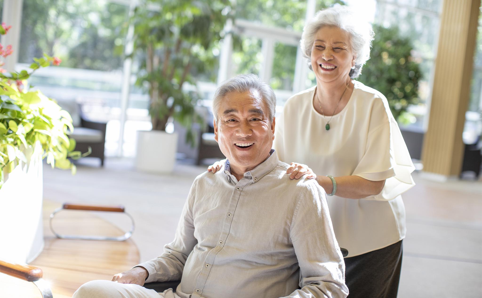 我在门缝撞见了丈母娘的秘密，以为妻子会生气，她却说我做得对