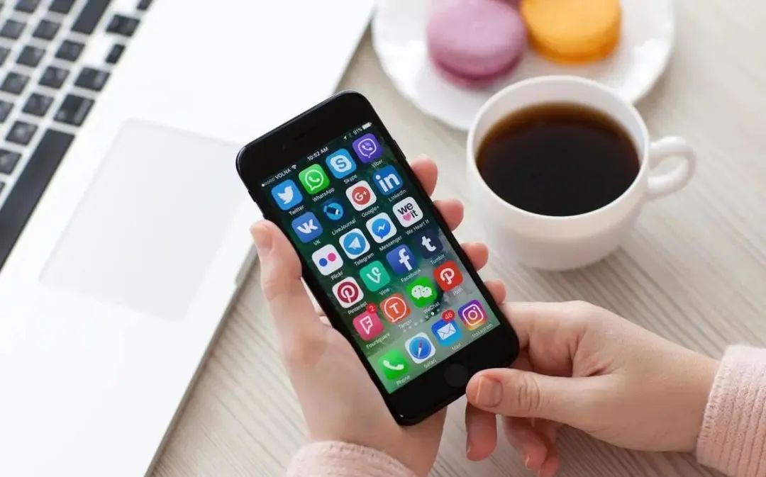 手机放桌上为什么屏幕要向下,为什么放手机屏幕要朝下