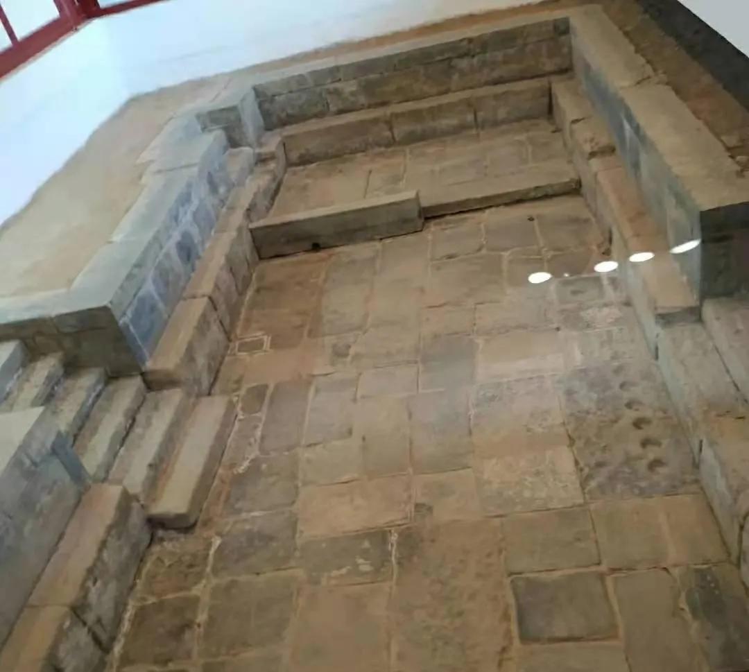 华清池温泉水滑洗凝脂,春寒赐浴华清池温泉水滑洗凝脂