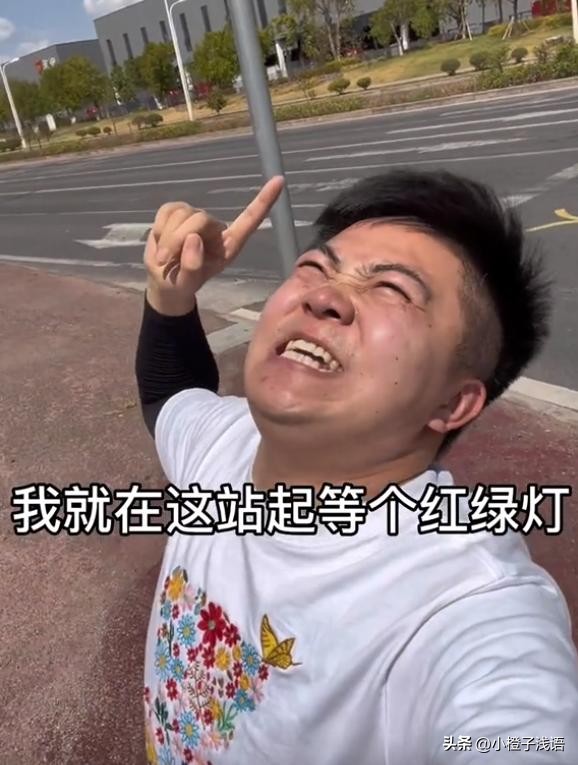 重庆男子鞋底被晒化了，抬头“骂”太阳，低头一幕令他顿时想哭