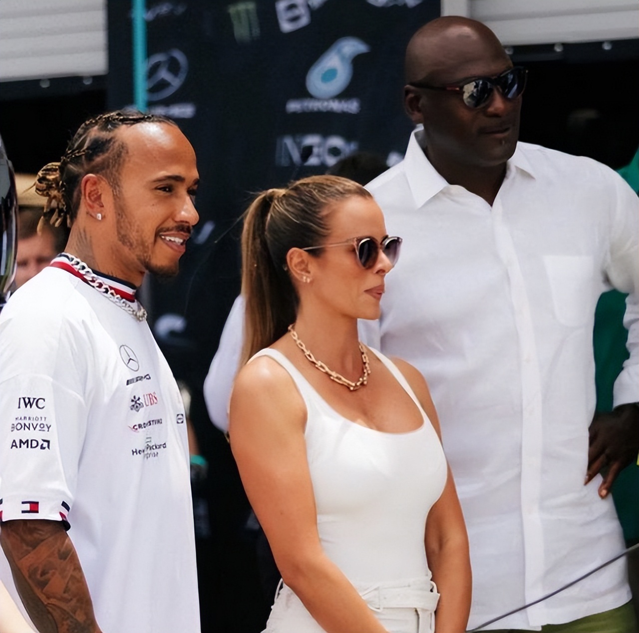 乔丹43岁爱妻罕见亮相，身材傲人不输瓦妮莎，穿白背心二头肌抢镜