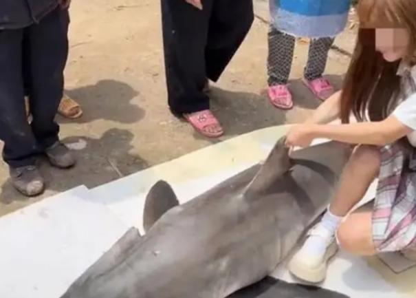 奔驰车主加油后把钱扔地上后续,奔驰车主加完油钱扔地上车主回应