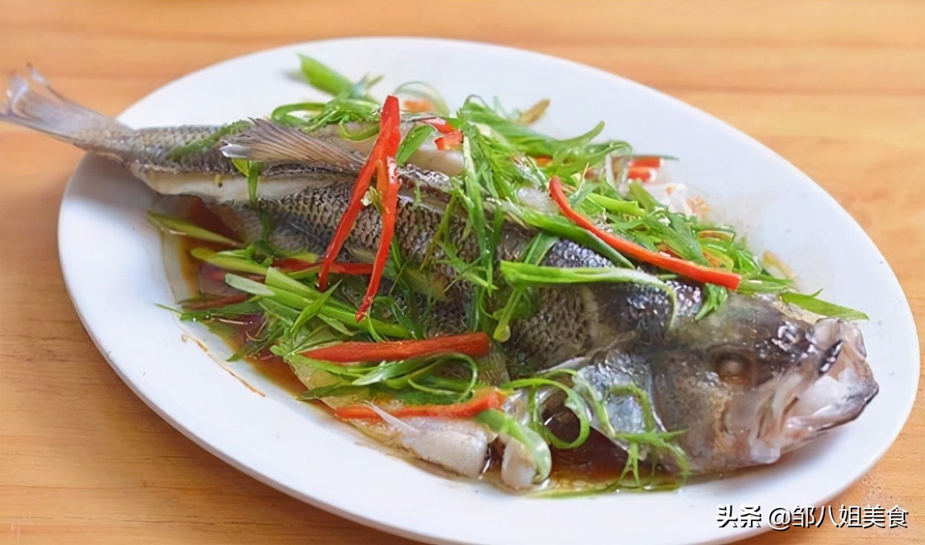 清蒸鱼的蒸鱼豉油要加热吗,清蒸鱼先放油还是蒸鱼豉油