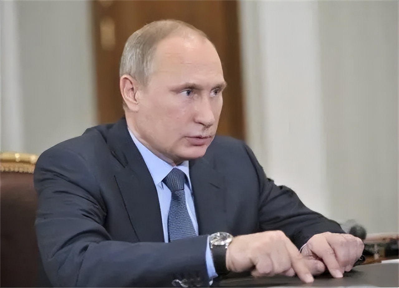 普京为什么走路左手不摆动,普京为什么走路总是一只胳膊不动