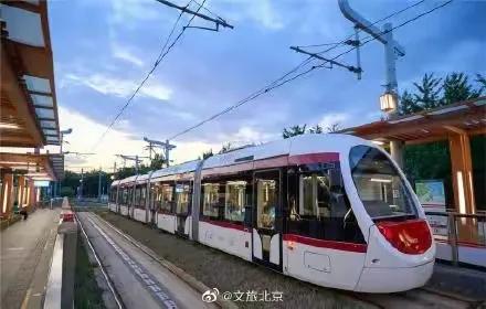 穿行在绿树和鲜花中，这辆开往春天的列车，你坐过了吗？