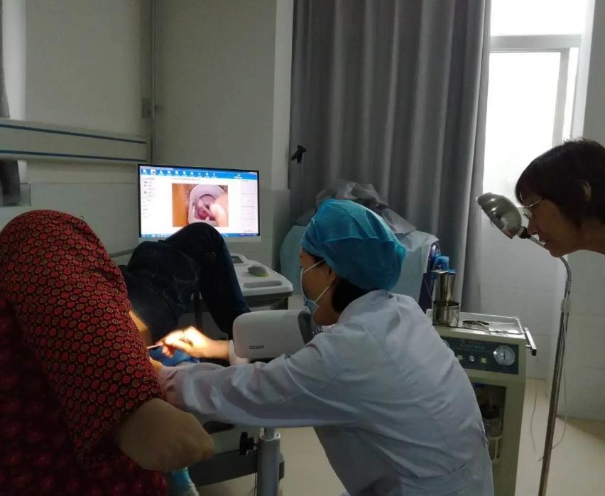 女性心窝口偏右烧灼感痛怎么回事,女性尿路有烧灼感是怎么回事