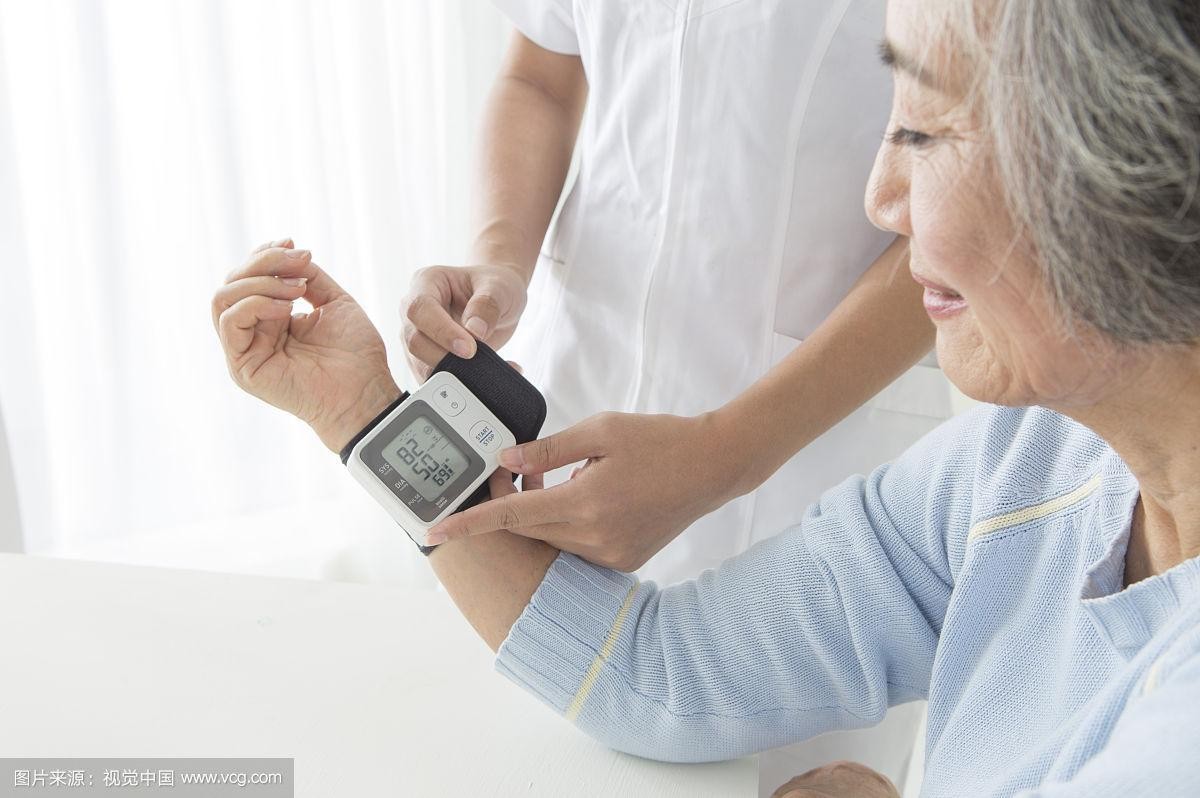 如何正确使用电子血压计,乐普手臂式电子血压计的使用方法