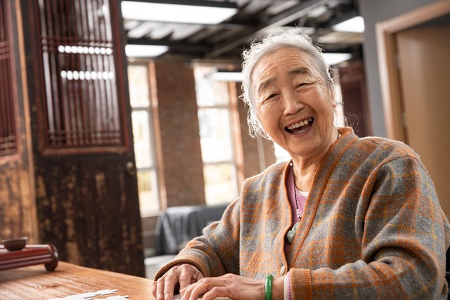 陈姨将包送保姆,她女儿说包里有价值10万钻戒,保姆放下3万辞职