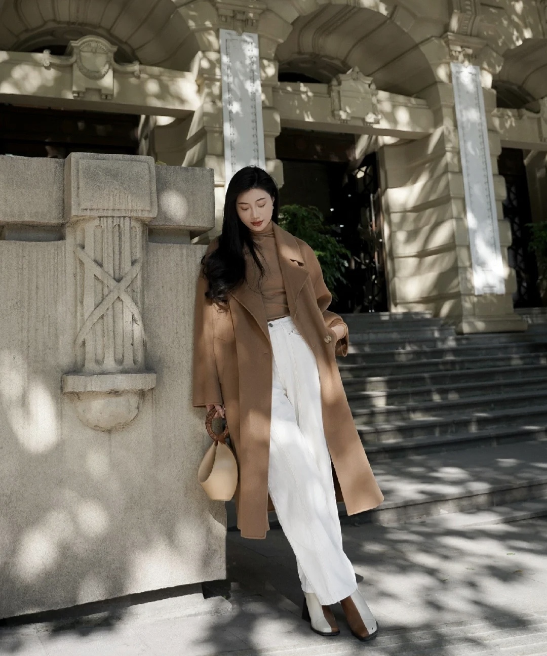 棕色的鞋子棕色大衣怎么搭配衣服,棕色大衣的穿搭技巧