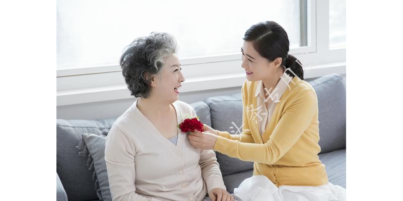 离婚十年，60岁的她拎一包东西上门：东西收下，我照顾你有仨条件